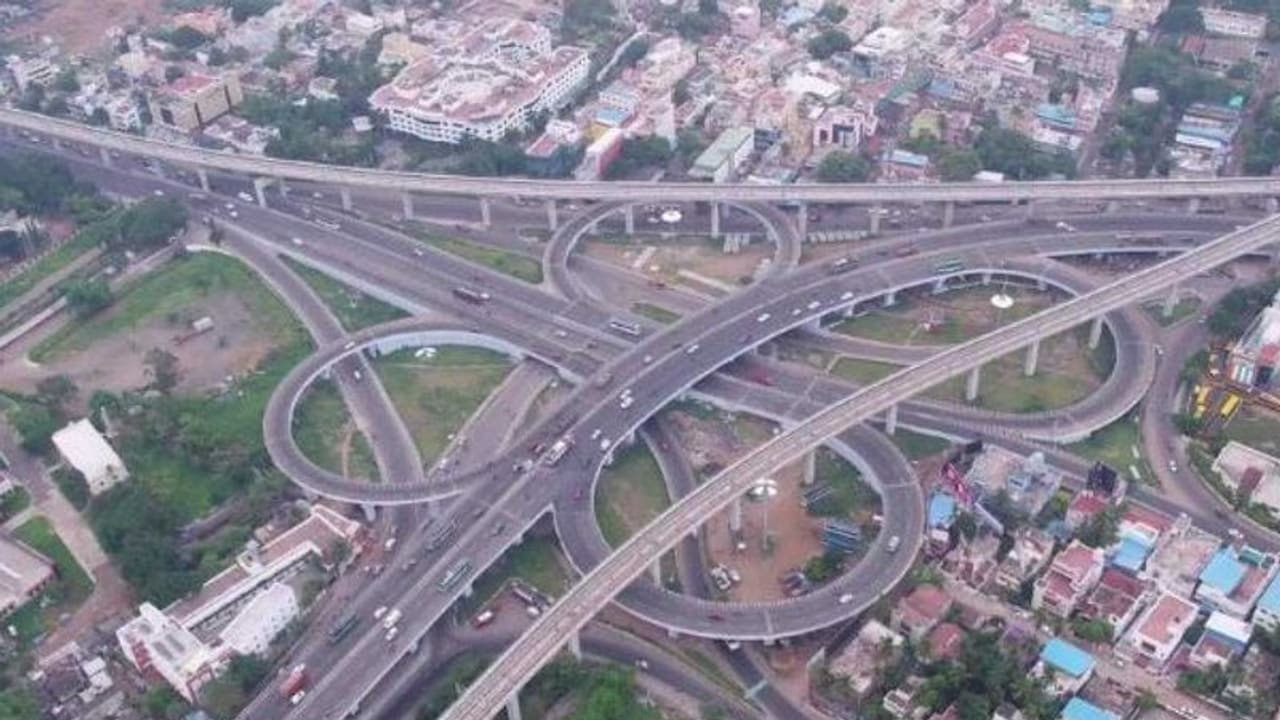 டிஎன்பிஎல் தொடரில் பங்கேற்காததால் விரக்தி; கத்திபாரா பாலத்தில் இளைஞர் விபரீத முடிவு