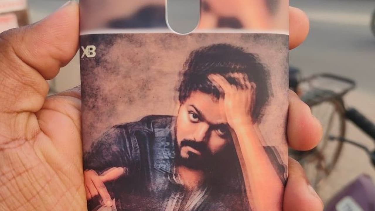 ஃபர்ஸ்ட் லுக் ரிலீசுக்கே இப்படின்னா?... பட ரிலீஸ் எப்படி இருக்கும்?... வேற லெவலில் வெறித்தனம் காட்டும் தளபதி ரசிகர்கள்...! ஃபர்ஸ்ட் லுக் ரிலீசுக்கே இப்படின்னா?... பட ரிலீஸ் எப்படி இருக்கும்?... வேற லெவலில் வெறித்தனம் காட்டும் தளபதி ரசிகர்கள்...!