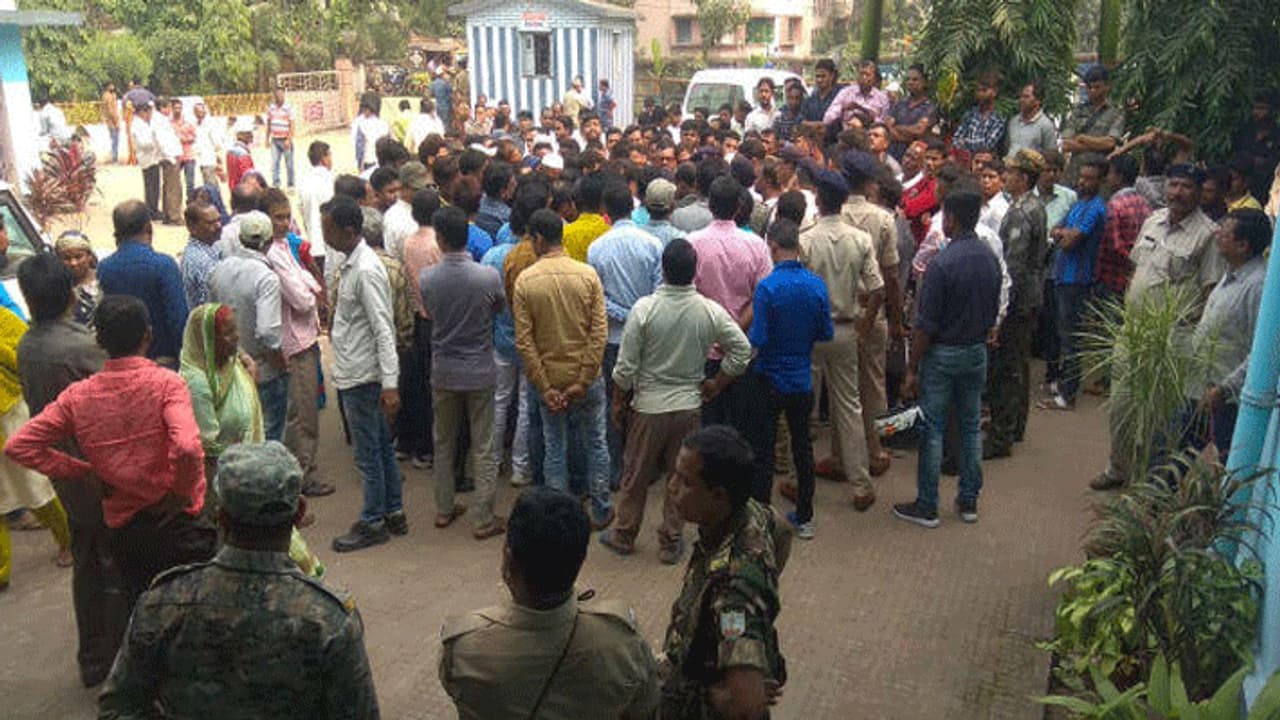 डिप्टी कलेक्टर को पीटा, गुंडे बोले यहां जो भी आता है पैसा देता है, तू नहीं देगा तो जान से मार देंगे डिप्टी कलेक्टर को पीटा, गुंडे बोले यहां जो भी आता है पैसा देता है, तू नहीं देगा तो जान से मार देंगे