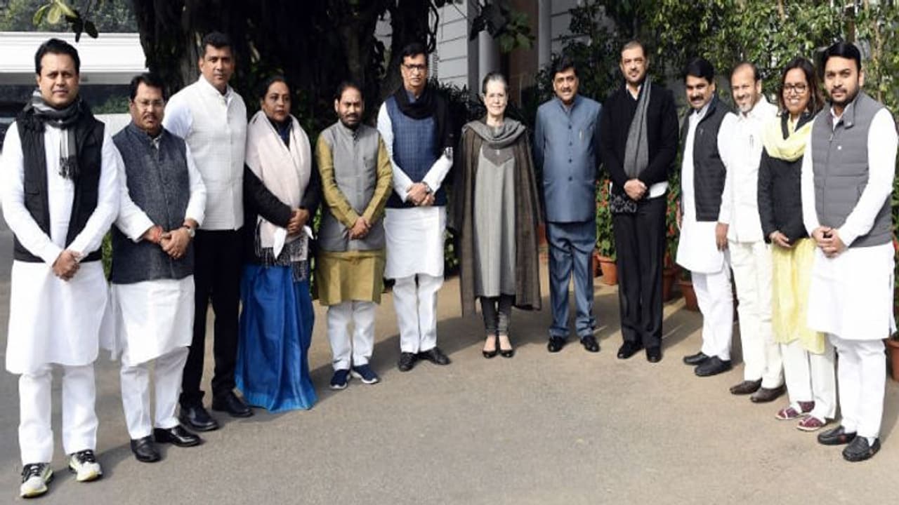 মহারাষ্ট্রের মহাজোটে কোন্দল, মন্ত্রিত্ব না পেয়ে ক্ষোভ কংগ্রেসের মহারাষ্ট্রের মহাজোটে কোন্দল, মন্ত্রিত্ব না পেয়ে ক্ষোভ কংগ্রেসের