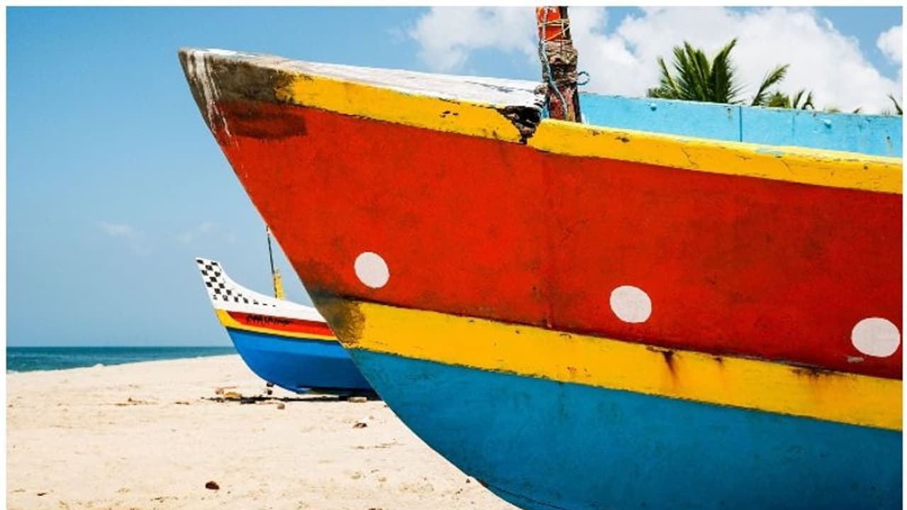 മത്സ്യബന്ധന വള്ളം തിരയില്‍പ്പെട്ടു മറിഞ്ഞു