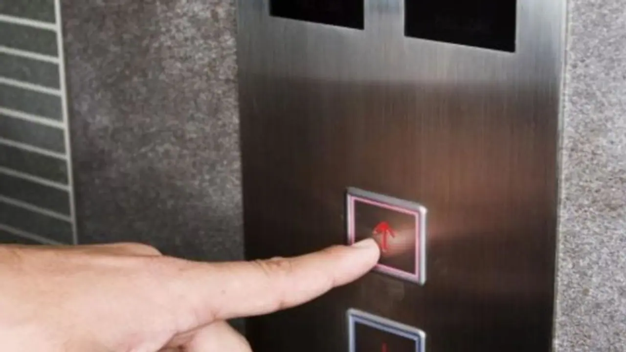 ಹೋಟೆಲ್ನಲ್ಲಿ ಲಿಫ್ಟ್ ಕಟ್: 9 ಜನಕ್ಕೆ ಗಂಭೀರ ಗಾಯ ಹೋಟೆಲ್ನಲ್ಲಿ ಲಿಫ್ಟ್ ಕಟ್: 9 ಜನಕ್ಕೆ ಗಂಭೀರ ಗಾಯ