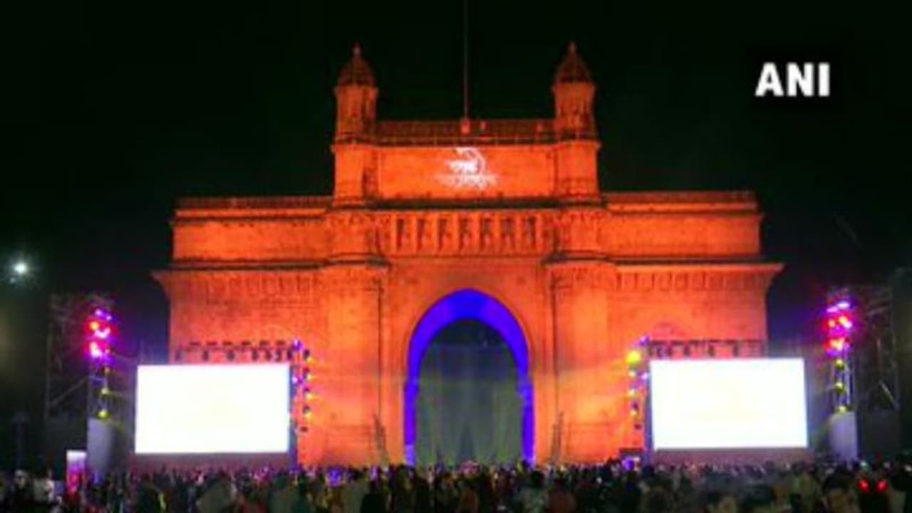 স্বাগত নববর্ষ ২০২০, আতশের আলোর ঝলকানিতে মাতল গোটা বিশ্ব