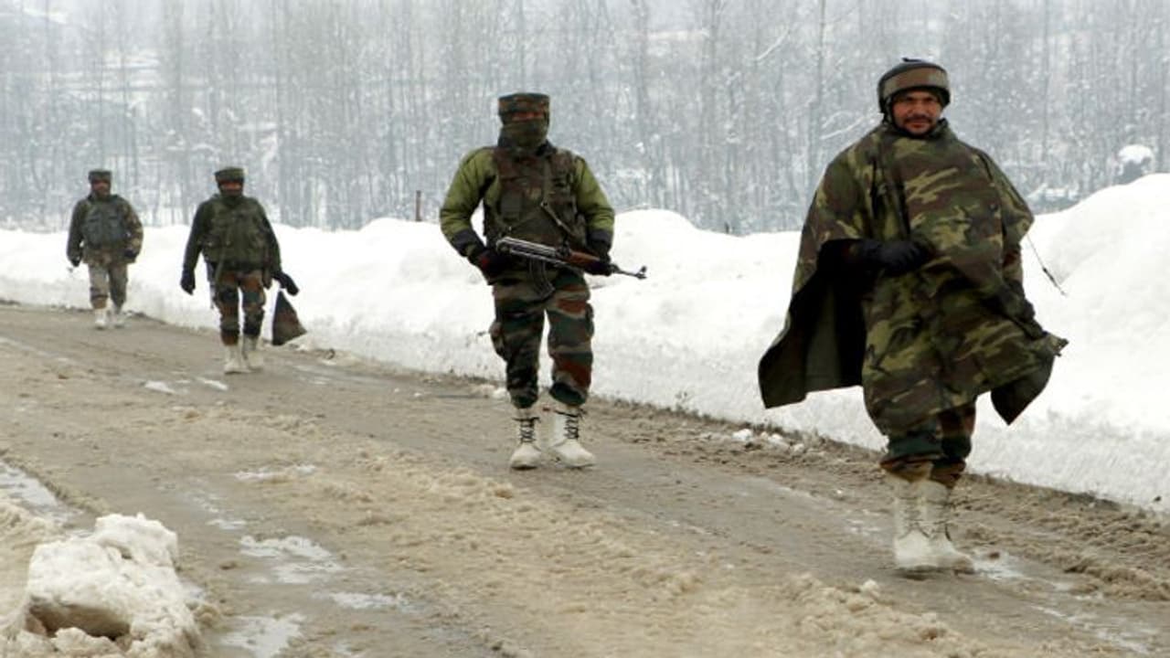 বছরের প্রথম দিনেই রক্তাক্ত উপত্যকা, জঙ্গিদের গুলিতে শহিদ ২ ভারতীয় জওয়ান