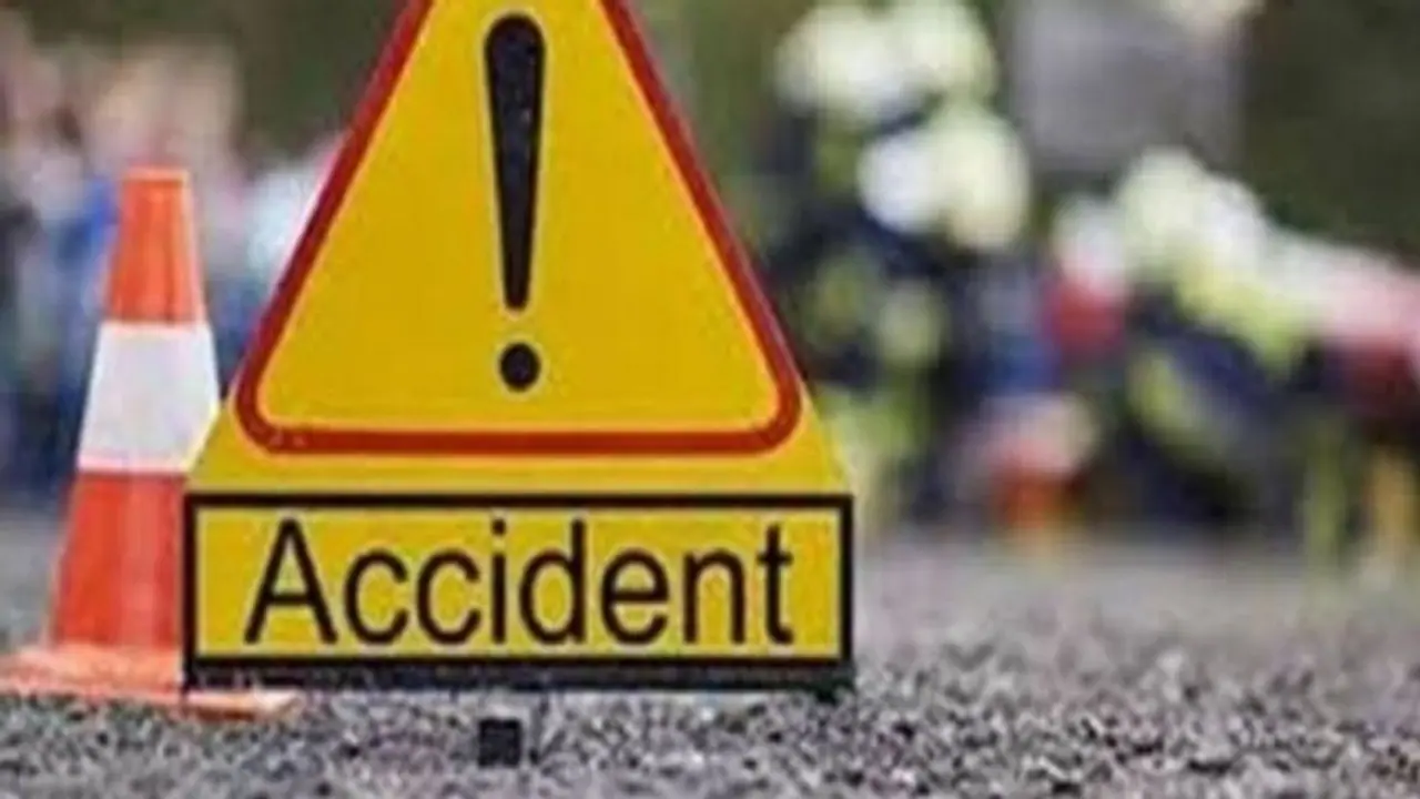 ಪ್ರವಾಸಕ್ಕೆ ತೆರಳುತ್ತಿದ್ದ ಬಸ್ ಉರುಳಿ 12 ಮಂದಿಗೆ ಗಾಯ ಪ್ರವಾಸಕ್ಕೆ ತೆರಳುತ್ತಿದ್ದ ಬಸ್ ಉರುಳಿ 12 ಮಂದಿಗೆ ಗಾಯ