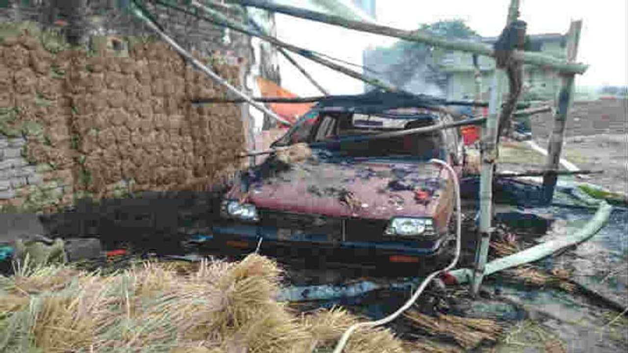 भाजपा नेत्री ने जमीन विवाद में वृद्ध दंपति व उनके पुत्र को गुंडों से पिटवाया, घर में लगाई आग भाजपा नेत्री ने जमीन विवाद में वृद्ध दंपति व उनके पुत्र को गुंडों से पिटवाया, घर में लगाई आग