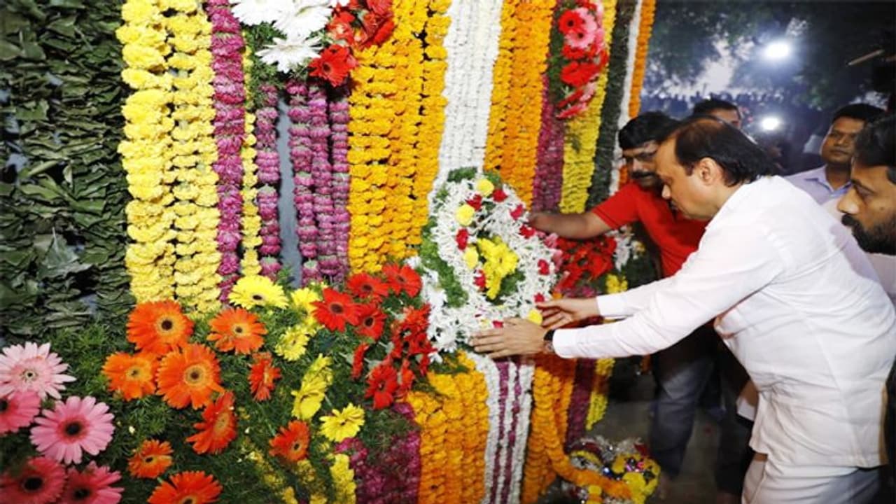 डिप्टी CM बनने के बाद कोरेगांव भीमा पहुंचे अजित पवार, युद्ध स्मारक पर दी श्रद्धांजलि डिप्टी CM बनने के बाद कोरेगांव भीमा पहुंचे अजित पवार, युद्ध स्मारक पर दी श्रद्धांजलि