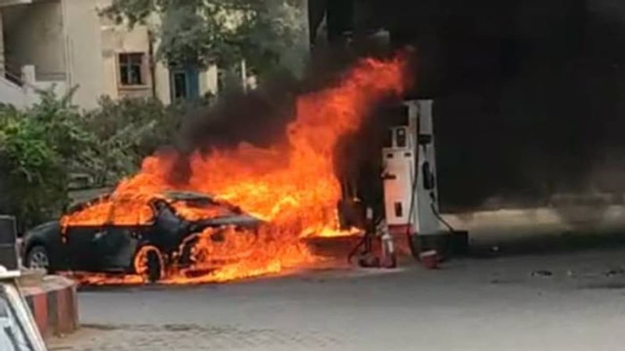 പെട്രോള് പമ്പില്നിന്ന് ഇന്ധനം നിറക്കുന്നതിനിടെ കാര് പൊട്ടിത്തെറിച്ചു പെട്രോള് പമ്പില്നിന്ന് ഇന്ധനം നിറക്കുന്നതിനിടെ കാര് പൊട്ടിത്തെറിച്ചു