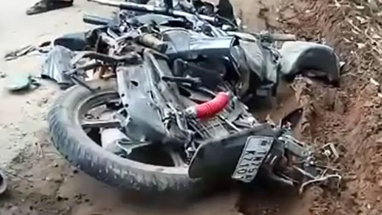 கண்ணிமைக்கும் நேரத்தில் தூக்கிவீசப்பட்ட பைக்... புத்தாண்டு தினத்தில் ரத்த வெள்ளத்தில் துடிதுடித்து உயிரிழந்த 3 இளைஞர்கள்..! கண்ணிமைக்கும் நேரத்தில் தூக்கிவீசப்பட்ட பைக்... புத்தாண்டு தினத்தில் ரத்த வெள்ளத்தில் துடிதுடித்து உயிரிழந்த 3 இளைஞர்கள்..!