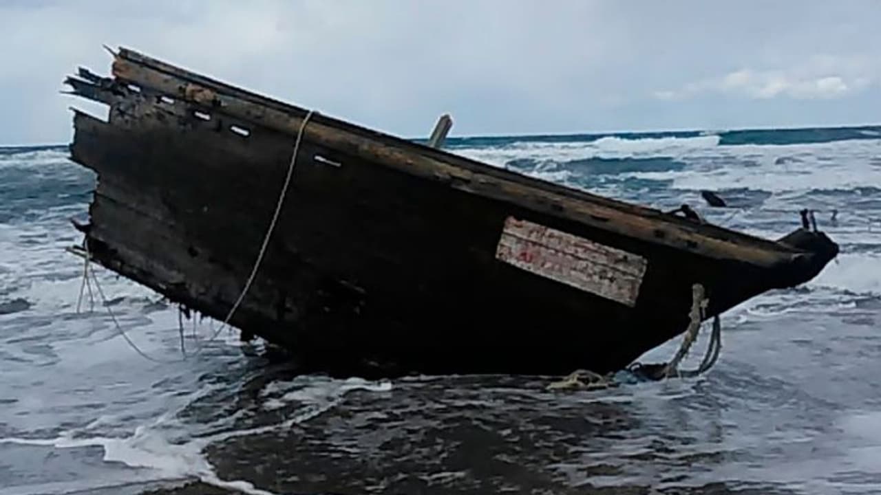നിറയെ മൃതദേഹങ്ങളുമായി ജപ്പാന് തീരത്തടിയുന്ന 'പ്രേത ബോട്ടു'കള്, പിന്നിലാരാണ്? നിറയെ മൃതദേഹങ്ങളുമായി ജപ്പാന് തീരത്തടിയുന്ന 'പ്രേത ബോട്ടു'കള്, പിന്നിലാരാണ്?