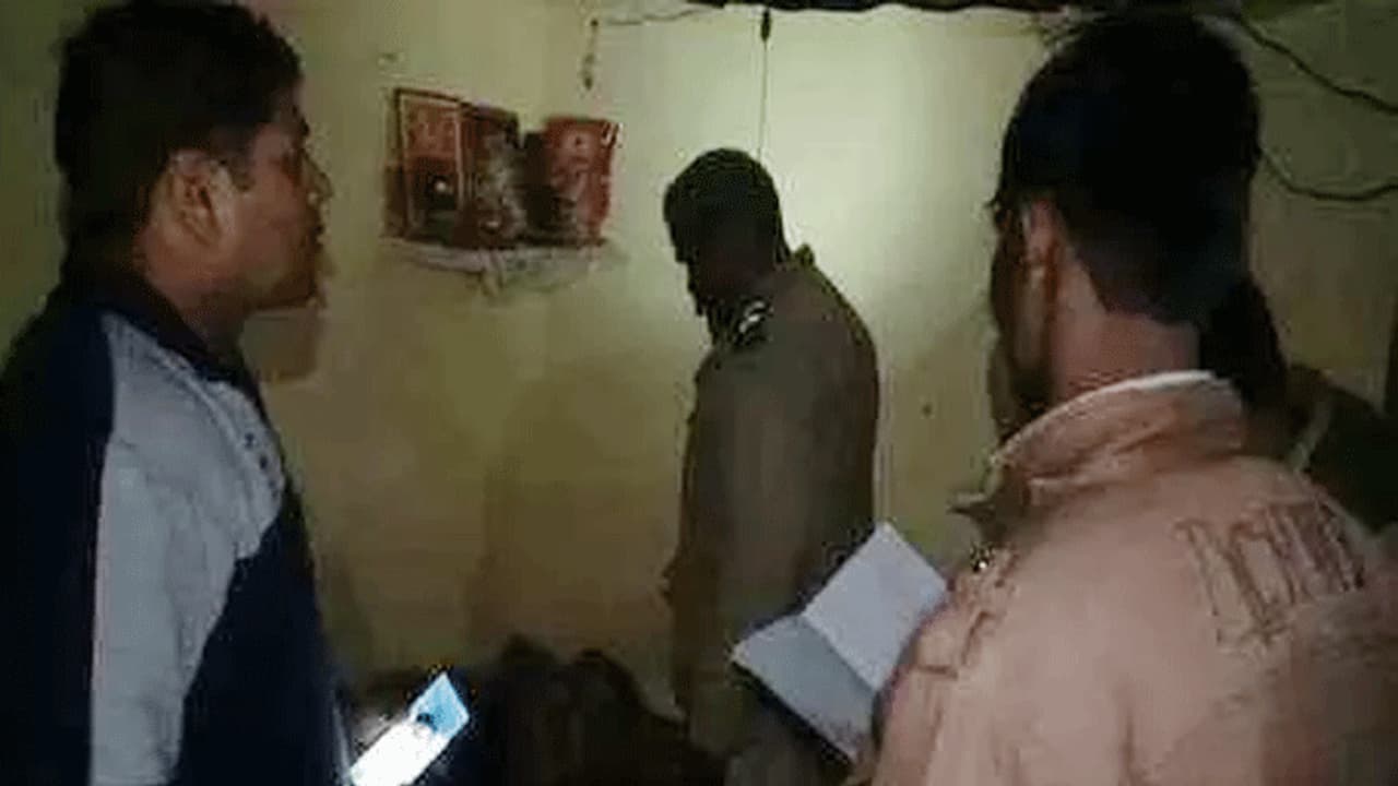 न्यू ईयर का जश्न मनाकर सोए थे, सुबह आंख खुलते ही पत्नी को देख उड़े पति के होश न्यू ईयर का जश्न मनाकर सोए थे, सुबह आंख खुलते ही पत्नी को देख उड़े पति के होश