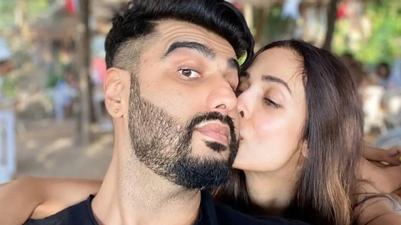 नए साल में मलाइका ने खुल्लम खुल्ला किया प्यार का ऐलान, पहली बार अर्जुन को Kiss करती आईं नजर नए साल में मलाइका ने खुल्लम खुल्ला किया प्यार का ऐलान, पहली बार अर्जुन को Kiss करती आईं नजर