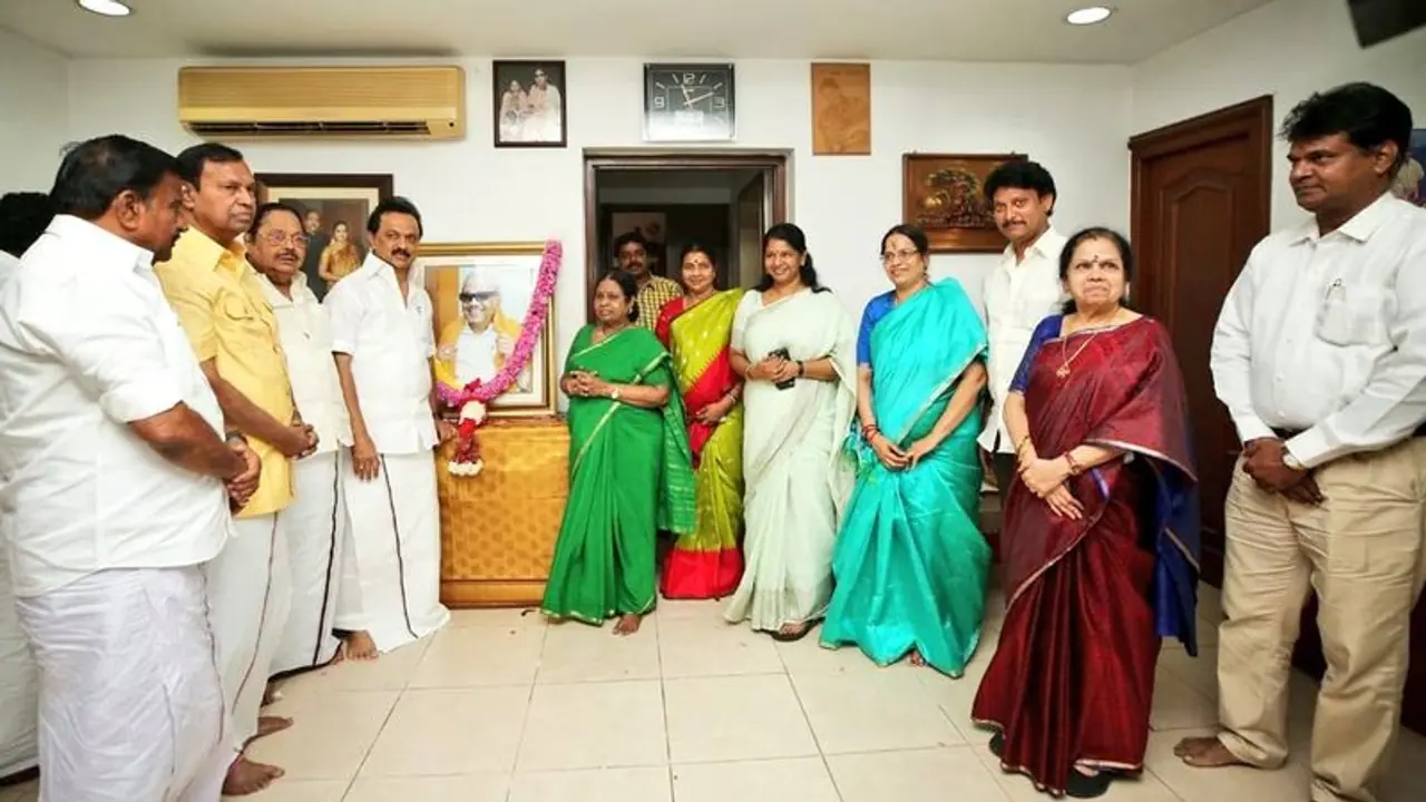 தங்கை கனிமொழிக்கு புத்தாண்டு வாழ்த்து சொல்ல விரைந்த ஸ்டாலின்..! தங்கை கனிமொழிக்கு புத்தாண்டு வாழ்த்து சொல்ல விரைந்த ஸ்டாலின்..!