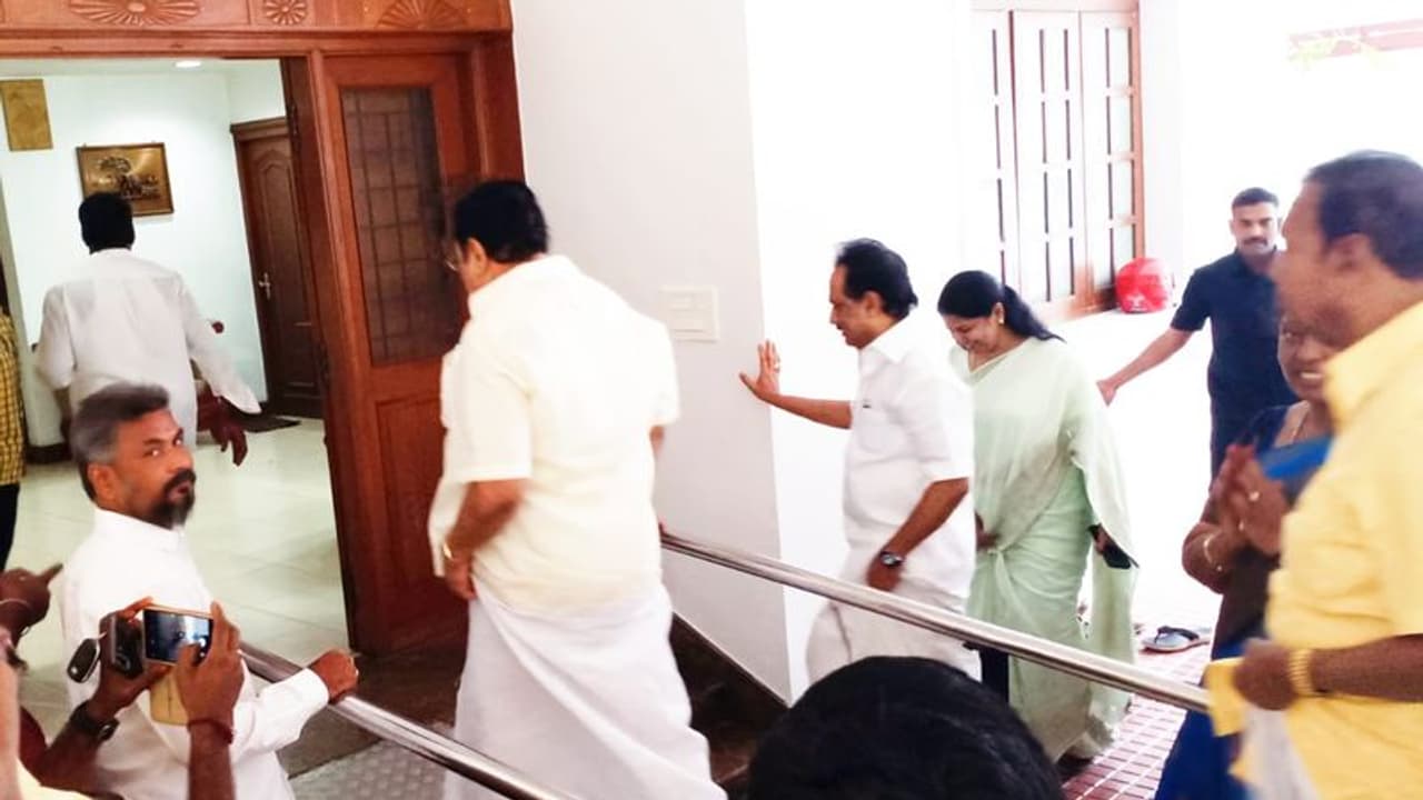 கனிமொழி வீட்டிற்கு விரைந்த ஸ்டாலின்..! வீடியோ...!