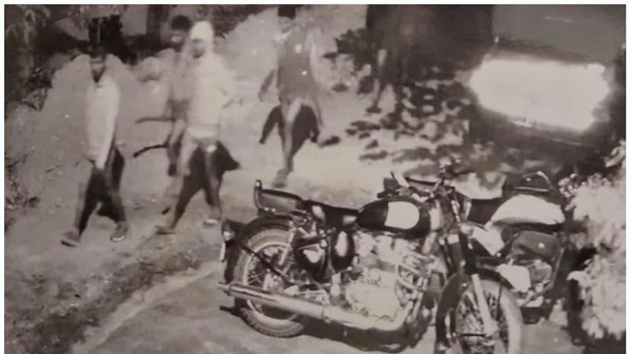 ആദ്യം പൂജ, അർച്ചന പിന്നെ കൊള്ള, കൊള്ളക്കിറങ്ങുന്നത് അടിവസ്ത്രം മാത്രം ധരിച്ച് ; ഭീതി പരത്തിയ 'ഘൂമൻ' ഗ്യാങ്ങ് ആദ്യം പൂജ, അർച്ചന പിന്നെ കൊള്ള, കൊള്ളക്കിറങ്ങുന്നത് അടിവസ്ത്രം മാത്രം ധരിച്ച് ; ഭീതി പരത്തിയ 'ഘൂമൻ' ഗ്യാങ്ങ്