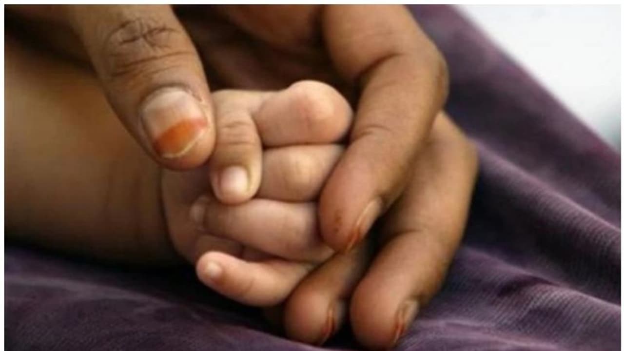 বাবা দেশের করোনা যোদ্ধা, বিনা চিকিৎসায় মৃত্যু হল চিকিৎসকের ১৫ মাসের অসুস্থ কন্যার বাবা দেশের করোনা যোদ্ধা, বিনা চিকিৎসায় মৃত্যু হল চিকিৎসকের ১৫ মাসের অসুস্থ কন্যার