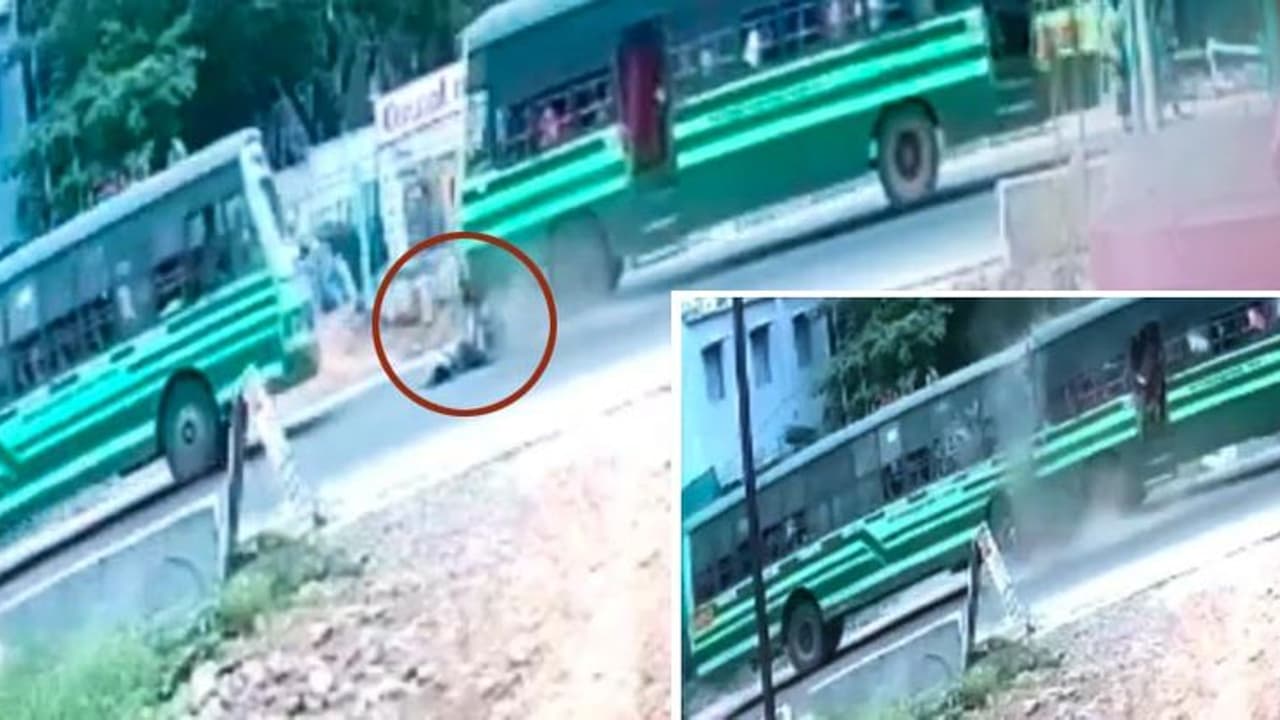 കൂട്ടിയിടിച്ച ബസുകള്ക്കിടയില് ഞെരിഞ്ഞമര്ന്ന് ബൈക്ക് യാത്രികന്, ഞെട്ടിക്കുന്ന ദൃശ്യങ്ങള്! കൂട്ടിയിടിച്ച ബസുകള്ക്കിടയില് ഞെരിഞ്ഞമര്ന്ന് ബൈക്ക് യാത്രികന്, ഞെട്ടിക്കുന്ന ദൃശ്യങ്ങള്!