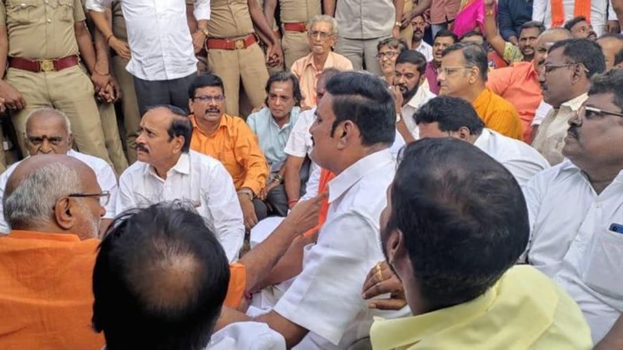 നെല്ലൈ കണ്ണനെ അറസ്റ്റ് ചെയ്യണമെന്നാവശ്യപ്പെട്ട് സമരം; മുന് കേന്ദ്രമന്ത്രിയും ബിജെപി ദേശീയ സെക്രട്ടറിയും കസ്റ്റഡിയില് നെല്ലൈ കണ്ണനെ അറസ്റ്റ് ചെയ്യണമെന്നാവശ്യപ്പെട്ട് സമരം; മുന് കേന്ദ്രമന്ത്രിയും ബിജെപി ദേശീയ സെക്രട്ടറിയും കസ്റ്റഡിയില്