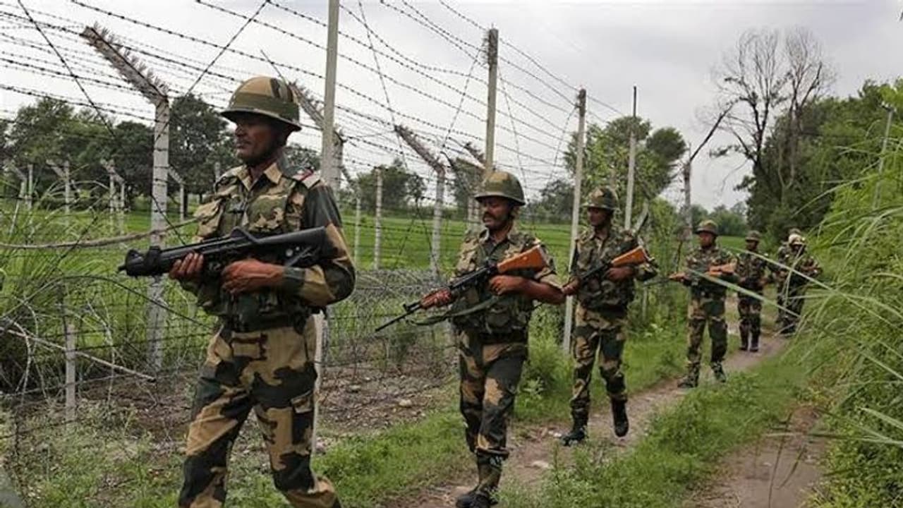 LoC पर पाकिस्तानी घुसपैठियों की कोशिश नाकाम, मुठभेड़ में शहीद हो गए देश के 2 जवान LoC पर पाकिस्तानी घुसपैठियों की कोशिश नाकाम, मुठभेड़ में शहीद हो गए देश के 2 जवान