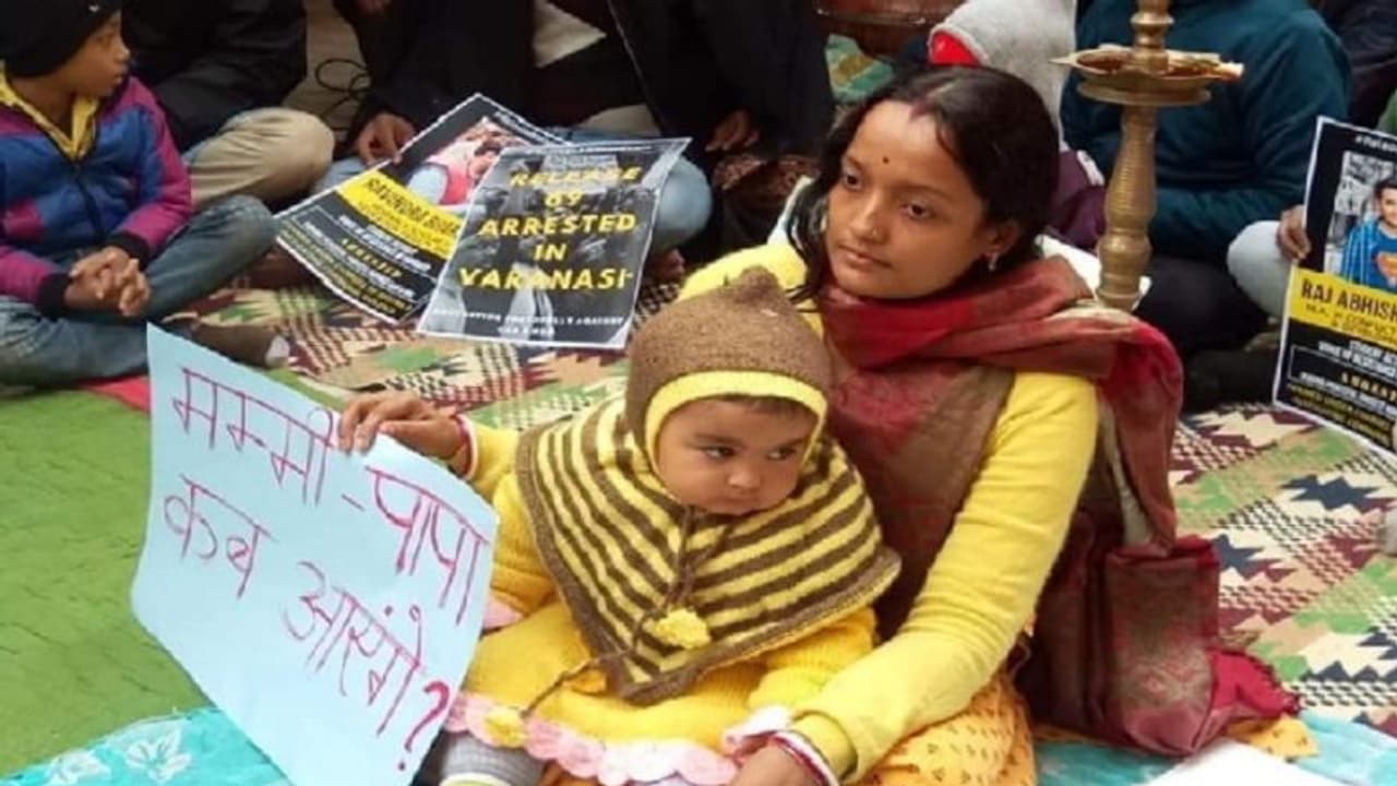 CAA की वजह से अरेस्ट हैं सवा साल की चंपक के मम्मी पापा, प्रियंका गांधी ने योगी सरकार पर साधा निशाना CAA की वजह से अरेस्ट हैं सवा साल की चंपक के मम्मी पापा, प्रियंका गांधी ने योगी सरकार पर साधा निशाना