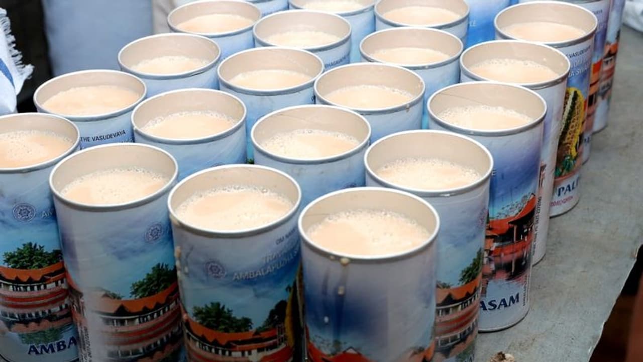 പ്ലാസ്റ്റിക്ക് ഇനിയില്ല; അമ്പലപ്പുഴ പാല്പ്പായസ വിതരണം പേപ്പര് ടിന്നുകളില് പ്ലാസ്റ്റിക്ക് ഇനിയില്ല; അമ്പലപ്പുഴ പാല്പ്പായസ വിതരണം പേപ്പര് ടിന്നുകളില്