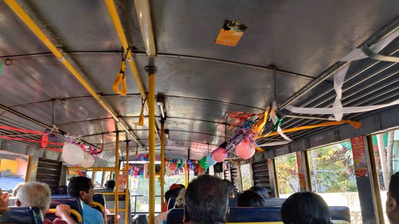 പുതുവത്സരവും ആഘോഷിച്ച് 'സെക്രട്ടറിയേറ്റ് ബസ്' പുതുവത്സരവും ആഘോഷിച്ച് 'സെക്രട്ടറിയേറ്റ് ബസ്'