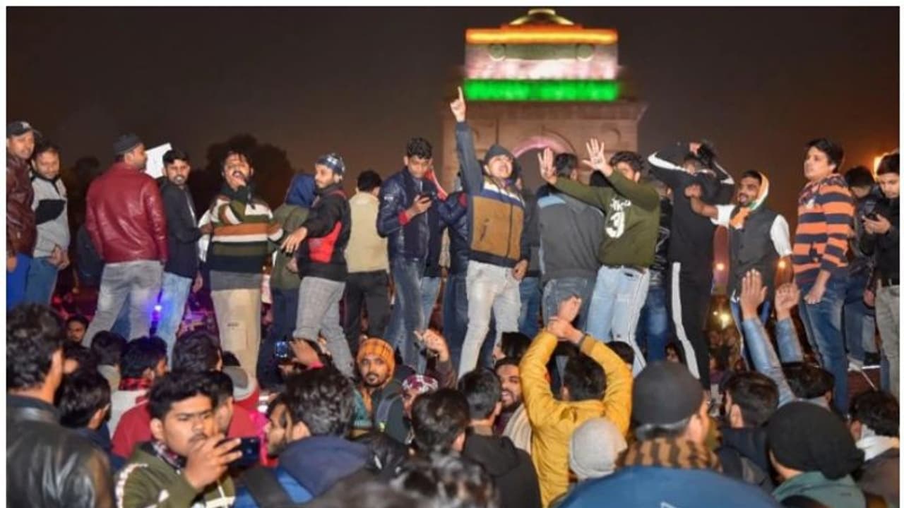 പുതുവത്സര ദിനത്തിലും ദില്ലി സമരച്ചൂടില്‍; പ്രതിജ്ഞ ചൊല്ലി ആയിരങ്ങള്‍ ഇന്ത്യ ഗേറ്റില്‍