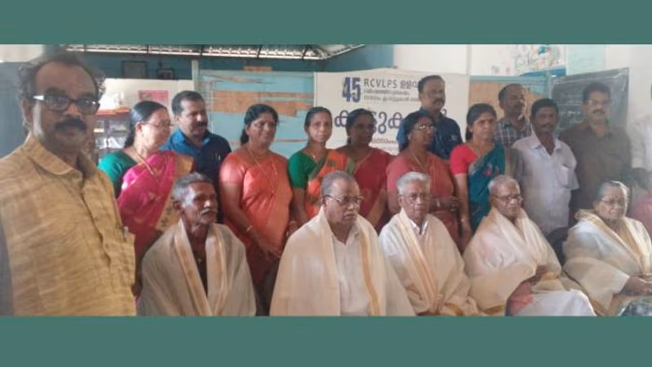 45 വർഷത്തിനുശേഷം ഓർമ്മകൾ അയവിറക്കി പഴയ നാലാംക്ലാസ്സുകാർ; കൗതുകമായി പൂർവ വിദ്യാർഥി സംഗമം 45 വർഷത്തിനുശേഷം ഓർമ്മകൾ അയവിറക്കി പഴയ നാലാംക്ലാസ്സുകാർ; കൗതുകമായി പൂർവ വിദ്യാർഥി സംഗമം