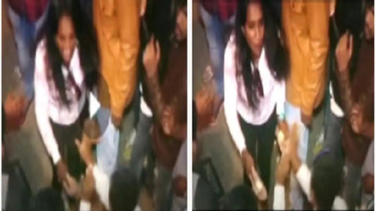 ಎಂಜಿ ರಸ್ತೆಯಲ್ಲಿ ಚಪ್ಪಲಿ ಏಟು ತಿಂದ ಕಾಮಾಂಧರು ಸಿಕ್ಕಾಕ್ಕಂಡ್ರು! ನಮ್ಮೂರವರಲ್ಲ ಎಂಜಿ ರಸ್ತೆಯಲ್ಲಿ ಚಪ್ಪಲಿ ಏಟು ತಿಂದ ಕಾಮಾಂಧರು ಸಿಕ್ಕಾಕ್ಕಂಡ್ರು! ನಮ್ಮೂರವರಲ್ಲ