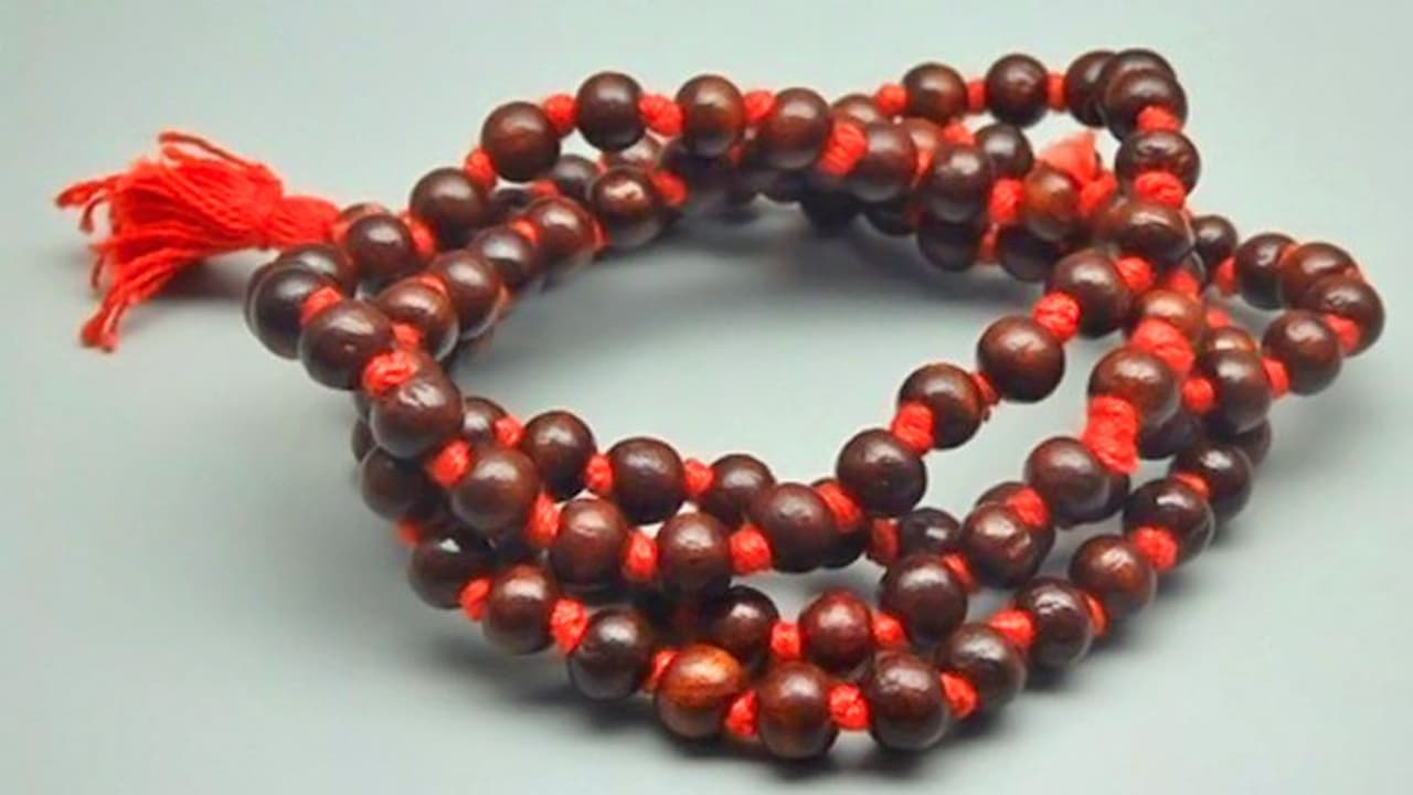 परेशान हैं शनि की साढ़ेसाती और ढय्या से तो शनिवार को गले में पहनें लाल चंदन की माला परेशान हैं शनि की साढ़ेसाती और ढय्या से तो शनिवार को गले में पहनें लाल चंदन की माला