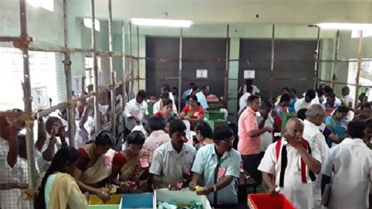 மாவட்ட கவுன்சிலரில் திமுக... ஒன்றிய கவுன்சிலர் பதவியில் அதிமுக கெத்து... சம பலத்துடன் தேர்தல் முடிவுகள்..!