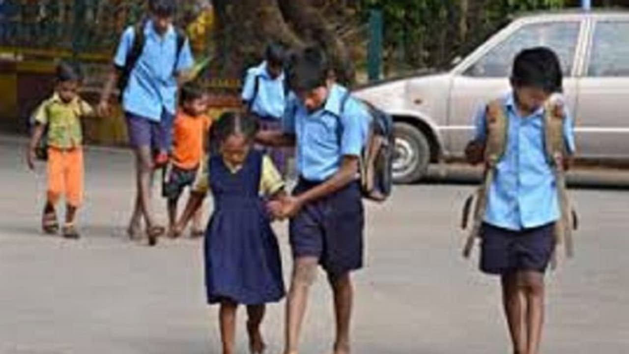 ಶೈಕ್ಷಣಿಕ ವರ್ಷದ ಕೊನೆ ಹಂತ ತಲುಪಿದ್ರೂ ಇನ್ನೂ ವಿತರಣೆಯಾಗಿಲ್ಲ ಶೂ, ಸಾಕ್ಸ್ ..! ಶೈಕ್ಷಣಿಕ ವರ್ಷದ ಕೊನೆ ಹಂತ ತಲುಪಿದ್ರೂ ಇನ್ನೂ ವಿತರಣೆಯಾಗಿಲ್ಲ ಶೂ, ಸಾಕ್ಸ್ ..!