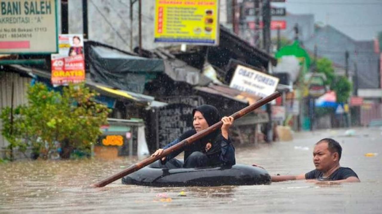 इंडोनेशिया की राजधानी में बाढ़, 18 लोगों की मौत, हजारों की संख्या में अब भी फंसे हैं लोग इंडोनेशिया की राजधानी में बाढ़, 18 लोगों की मौत, हजारों की संख्या में अब भी फंसे हैं लोग