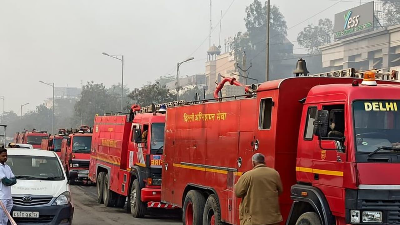 Delhi में भीषण आग, सदर बाजार में सात कार सहित कम से कम एक दर्जन गाड़ियां जली Delhi में भीषण आग, सदर बाजार में सात कार सहित कम से कम एक दर्जन गाड़ियां जली