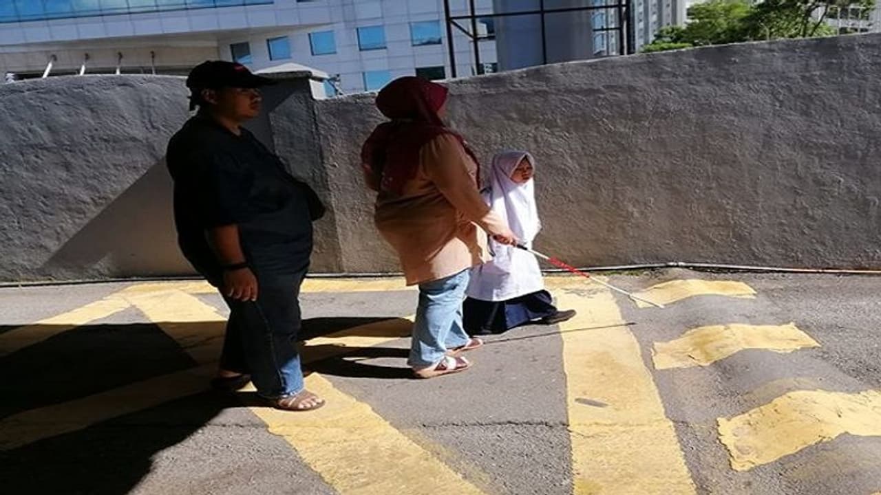 बुर्का पहन 'श्रवण कुमार' बनी बच्ची बुर्का पहन 'श्रवण कुमार' बनी बच्ची