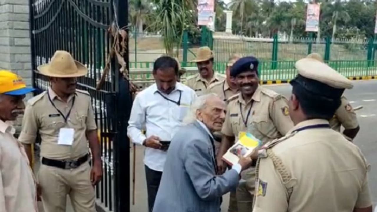 ಪೊಲೀಸರಿಗೆ ಕ್ಯಾರೇ ಅನ್ನದೆ ಒಳಗೆ ಹೋಗ್ಬಿಟ್ರು ಮೋದಿ ನೋಡಲು ಬಂದ ಅಜ್ಜ..! ಪೊಲೀಸರಿಗೆ ಕ್ಯಾರೇ ಅನ್ನದೆ ಒಳಗೆ ಹೋಗ್ಬಿಟ್ರು ಮೋದಿ ನೋಡಲು ಬಂದ ಅಜ್ಜ..!