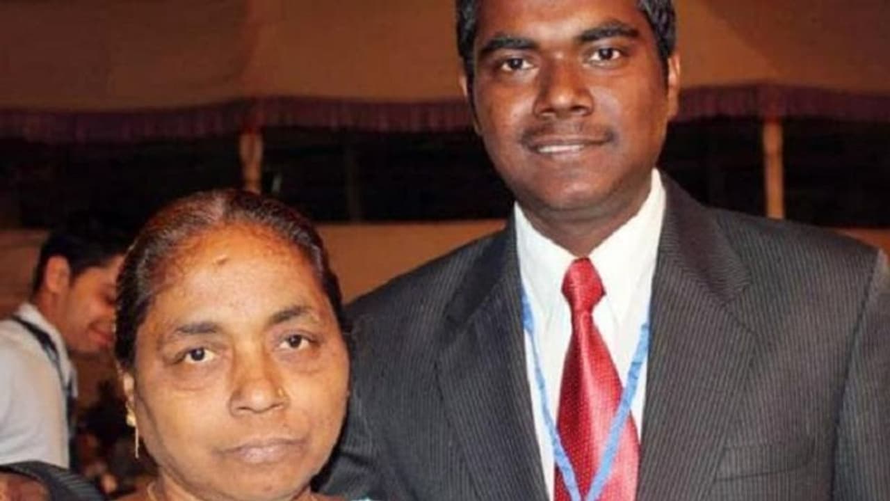 गरीबी में साइकिल के पंक्चर बनाते बीता बचपन, मुश्किलों को हराकर ये लड़का बना था IAS अफसर गरीबी में साइकिल के पंक्चर बनाते बीता बचपन, मुश्किलों को हराकर ये लड़का बना था IAS अफसर