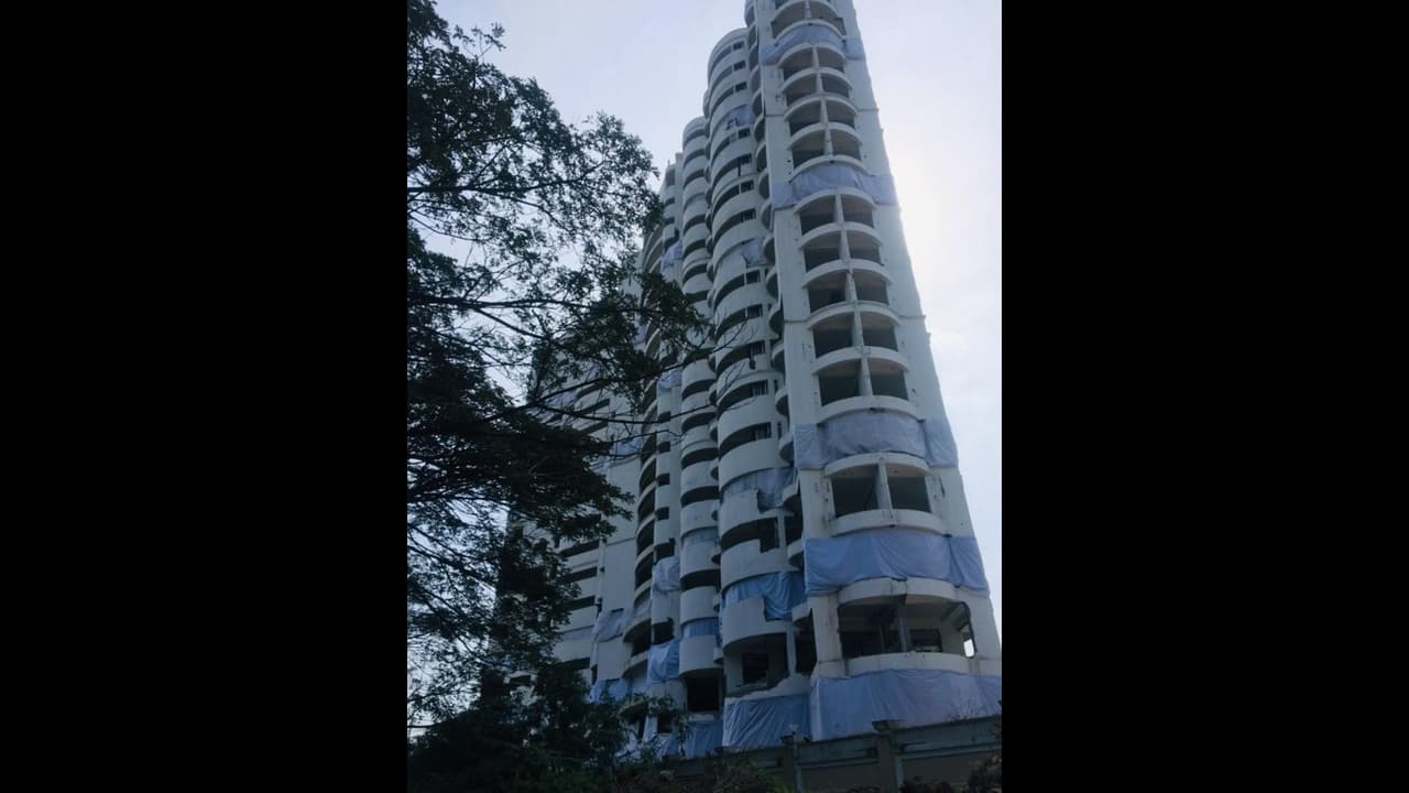 മരടിലെ ഫ്ലാറ്റുകൾ: വൻ തകർച്ചയിലേക്കെത്തിയ നിയമപോരാട്ടം, നാൾവഴി ഇങ്ങനെ മരടിലെ ഫ്ലാറ്റുകൾ: വൻ തകർച്ചയിലേക്കെത്തിയ നിയമപോരാട്ടം, നാൾവഴി ഇങ്ങനെ