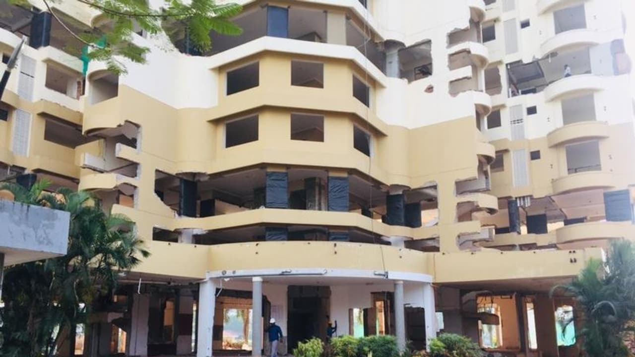 മരടിലെ ഫ്ലാറ്റുകൾക്ക് തൊട്ടടുത്ത് താമസിക്കുന്നവർ നാളെ മുതൽ വീടൊഴിയും മരടിലെ ഫ്ലാറ്റുകൾക്ക് തൊട്ടടുത്ത് താമസിക്കുന്നവർ നാളെ മുതൽ വീടൊഴിയും