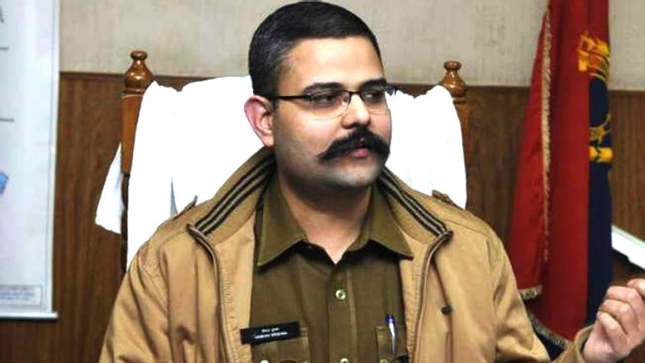 नोएडा SSP का लड़की से चैटिंग का वीडियो वायरल, 5 IPS पर लगे आरोप; CM योगी ने IG से मांगी रिपोर्ट नोएडा SSP का लड़की से चैटिंग का वीडियो वायरल, 5 IPS पर लगे आरोप; CM योगी ने IG से मांगी रिपोर्ट
