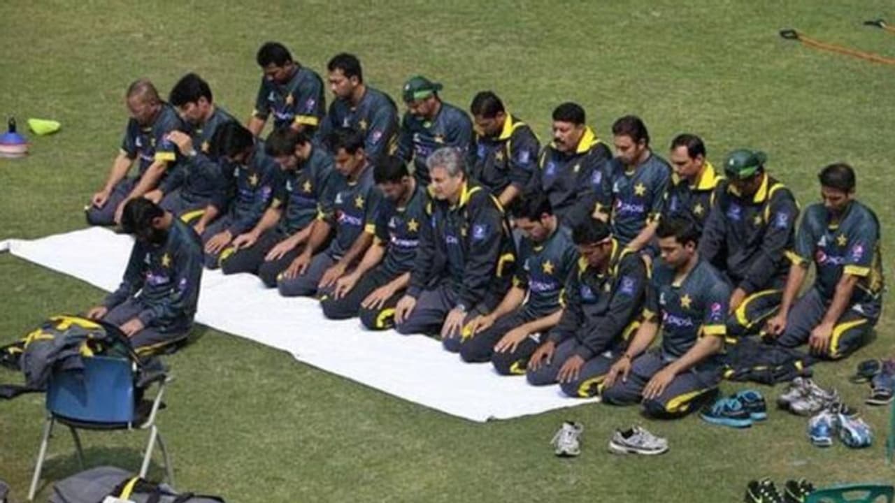 मुशर्रफ ने इंजमाम से पूछा था सवाल, सिर्फ नमाजी और दाढ़ी रखने वाले ही टीम में क्यों ? मुशर्रफ ने इंजमाम से पूछा था सवाल, सिर्फ नमाजी और दाढ़ी रखने वाले ही टीम में क्यों ?