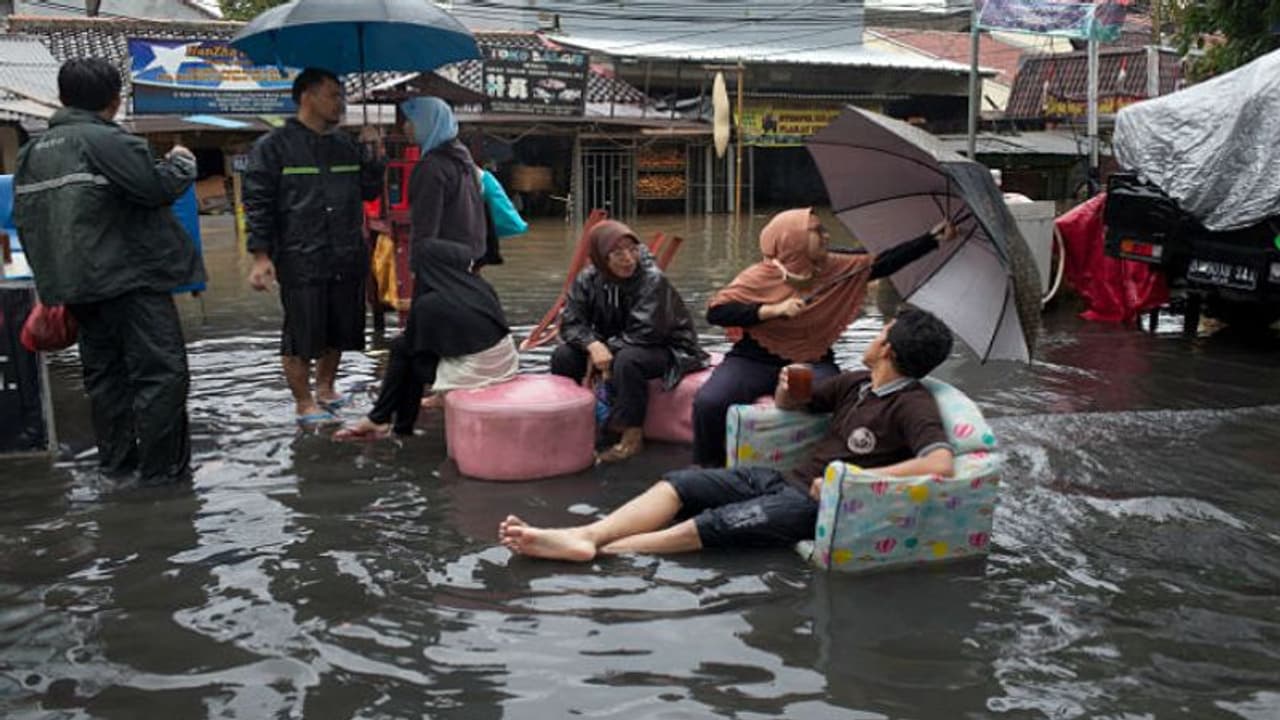 নতুন বছরের শুরুতেই মৌসুমী বৃষ্টি, ভাসছে ইন্দোনেশিয়ার রাজধানী নতুন বছরের শুরুতেই মৌসুমী বৃষ্টি, ভাসছে ইন্দোনেশিয়ার রাজধানী