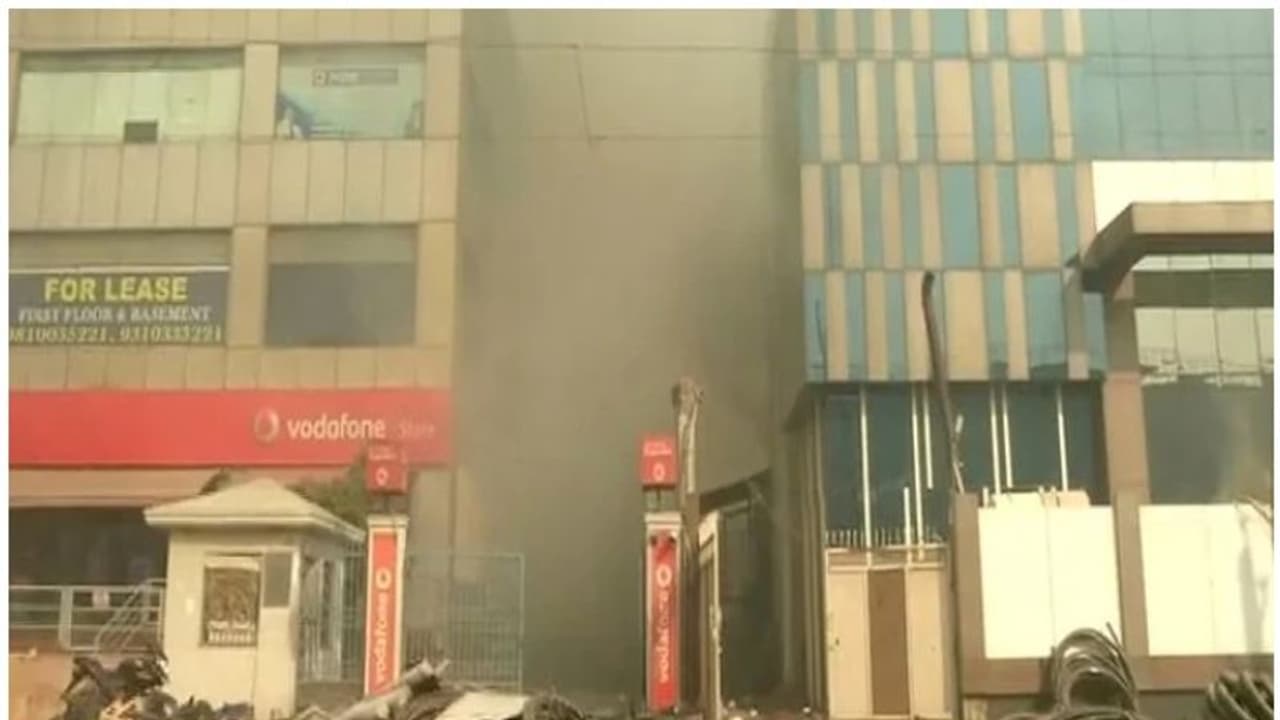 ദില്ലിയിലെ തീപിടുത്തം; രക്ഷാപ്രവര്ത്തനത്തിനിടെ ഫയര് ഫോഴ്സ് ഉദ്യോഗസ്ഥൻ മരിച്ചു ദില്ലിയിലെ തീപിടുത്തം; രക്ഷാപ്രവര്ത്തനത്തിനിടെ ഫയര് ഫോഴ്സ് ഉദ്യോഗസ്ഥൻ മരിച്ചു