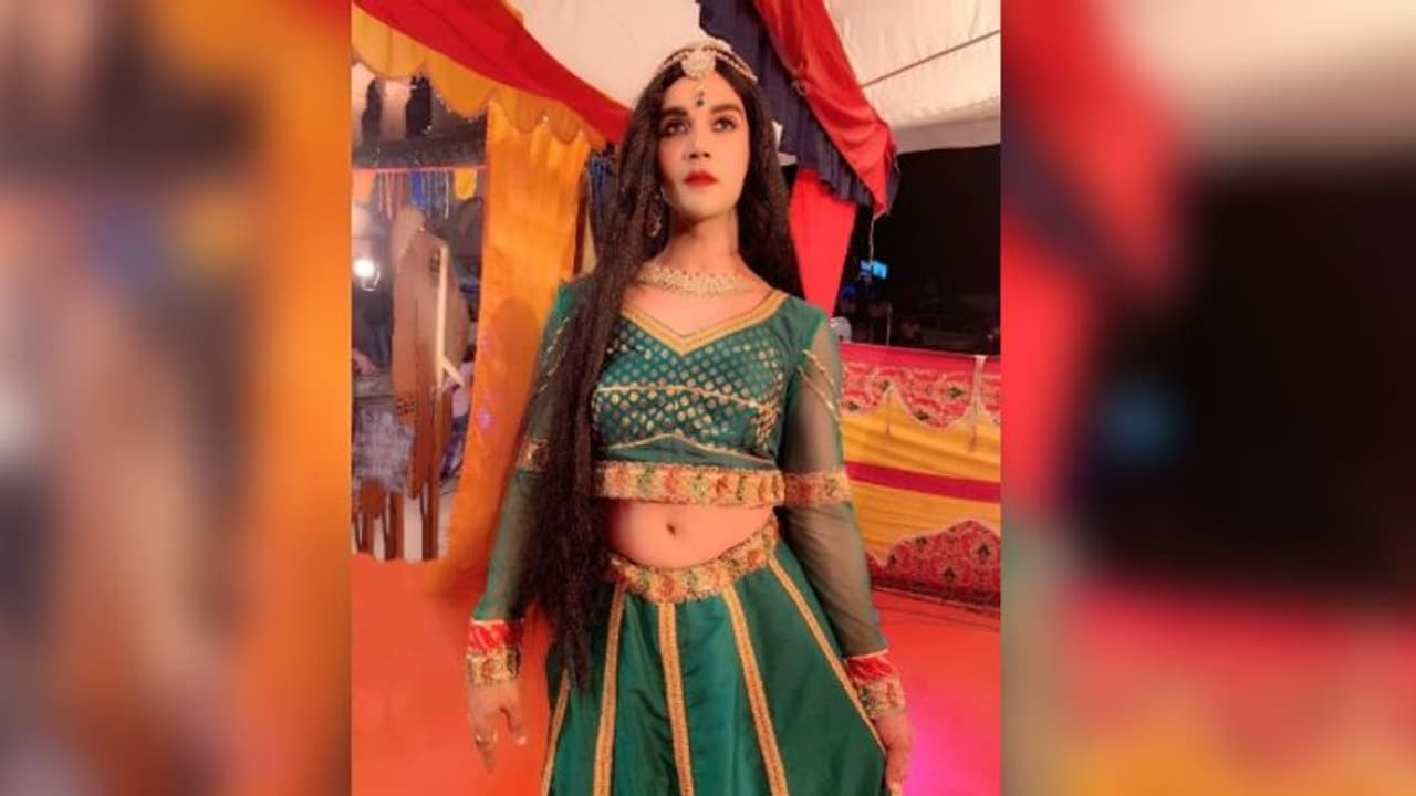 ঘাগরা চোলিতেই বাজিমাত, চিনতে পারছেন এই অভিনেতাকে ঘাগরা চোলিতেই বাজিমাত, চিনতে পারছেন এই অভিনেতাকে