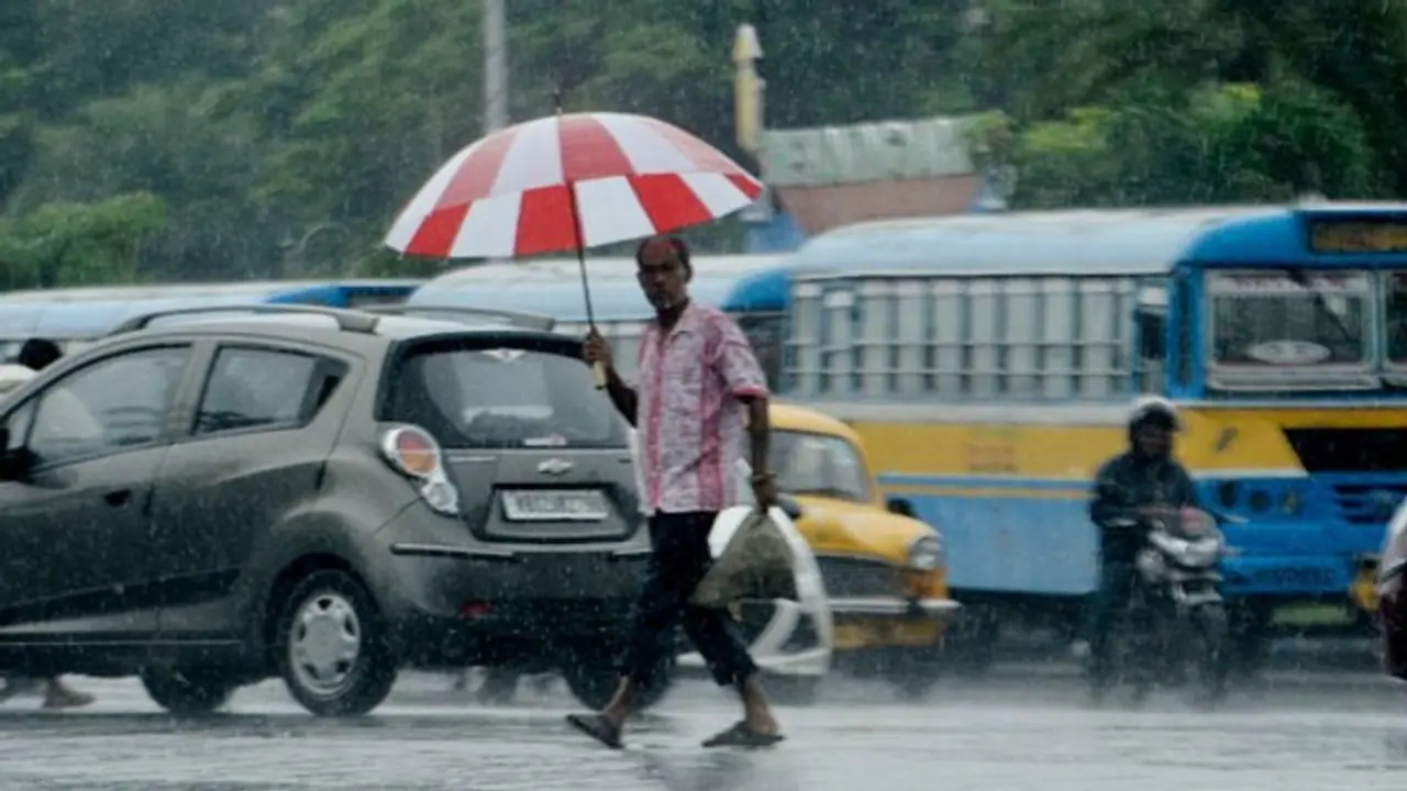 রাত বাড়লেই ইলসেগুড়ি বঙ্গে, সোমবার থেকেই ফের নামবে পারদ কলকাতায়