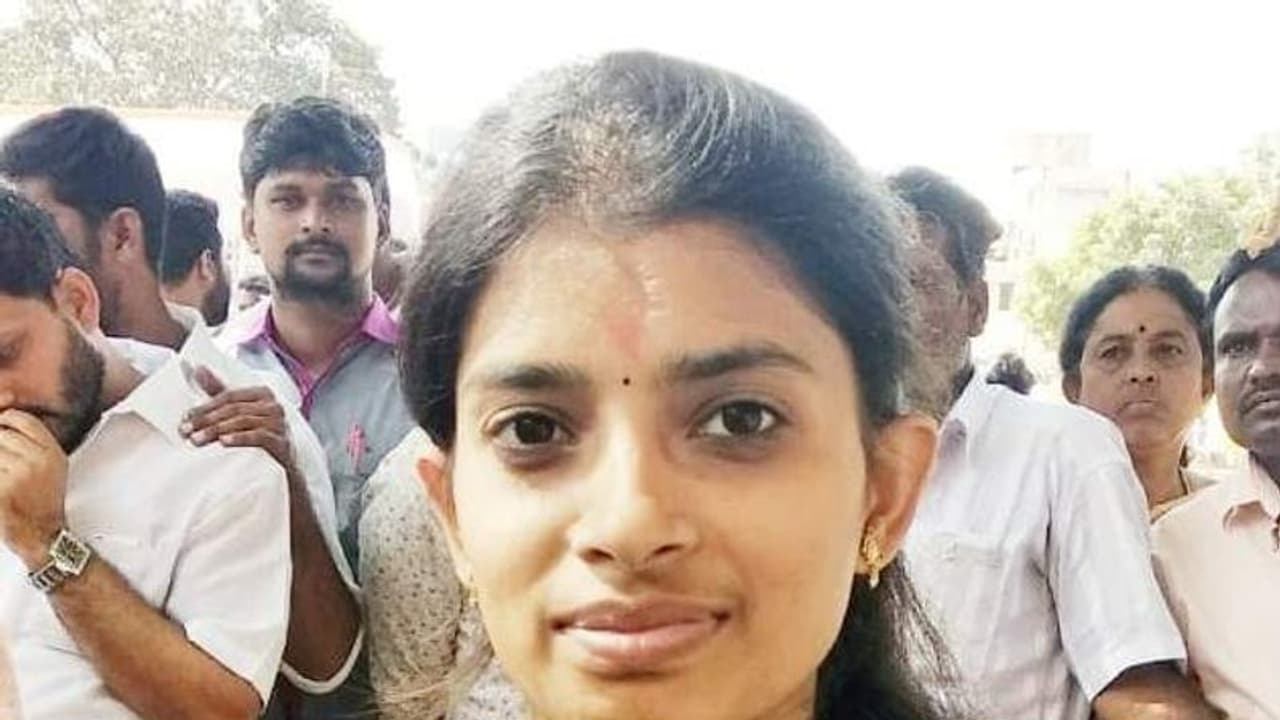 பஞ்சாயத்து தலைவரானார் 21 வயது கல்லூரி மாணவி..! இளைஞர்களுக்கு பெரும் உற்சாகத்தை கொடுத்த ஜெய் சந்தியா ராணி..! பஞ்சாயத்து தலைவரானார் 21 வயது கல்லூரி மாணவி..! இளைஞர்களுக்கு பெரும் உற்சாகத்தை கொடுத்த ஜெய் சந்தியா ராணி..!