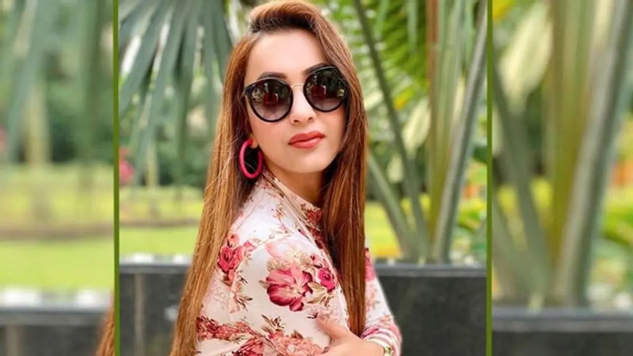 বাদশার 'গেঁন্দাফুল' চ্যালেঞ্জে মাতোয়ারা গোটা টলিপাড়া, এবার খোলা চুলে নেচে ভাইরাল কৌশানি বাদশার 'গেঁন্দাফুল' চ্যালেঞ্জে মাতোয়ারা গোটা টলিপাড়া, এবার খোলা চুলে নেচে ভাইরাল কৌশানি