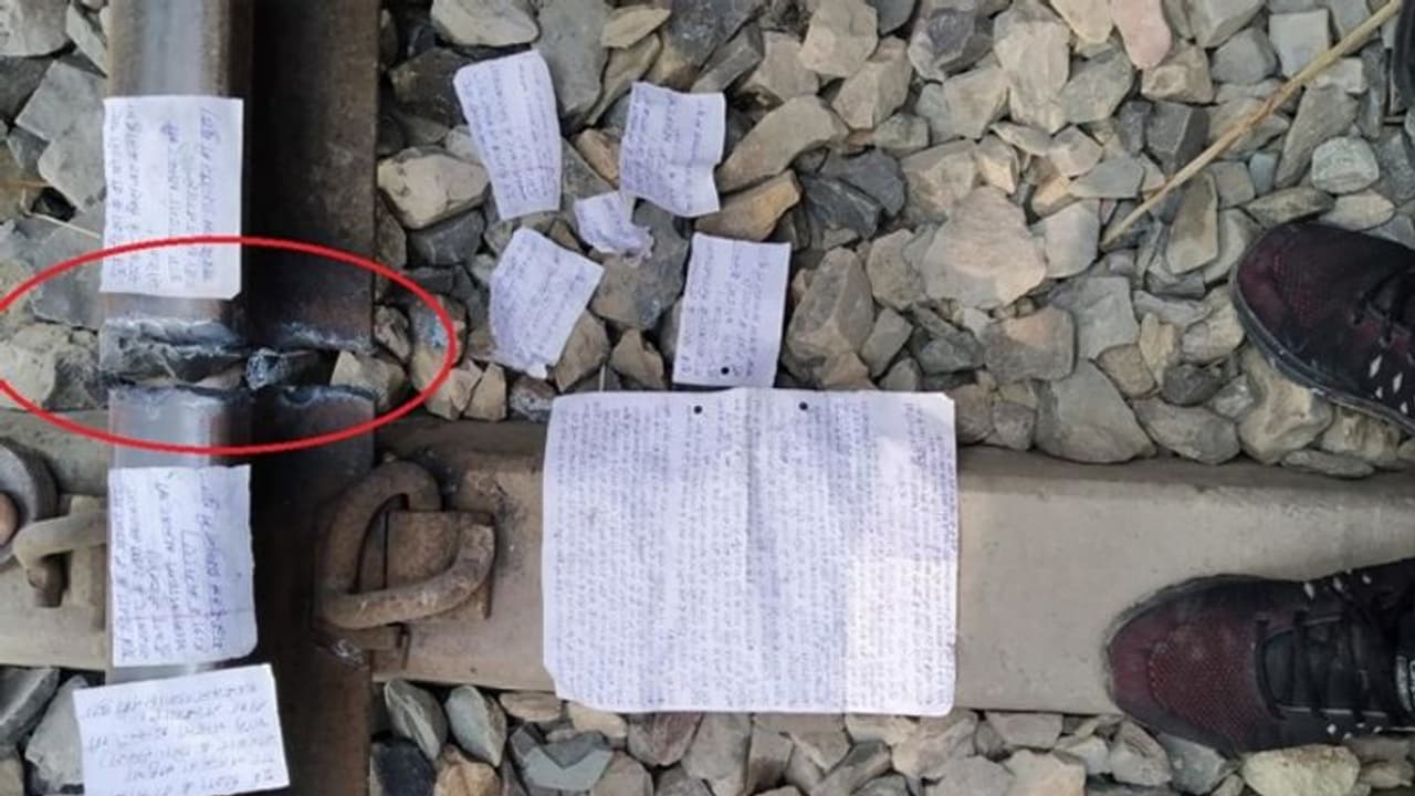 50 करोड़ रुपए दो लव मैरिज कर लाई गई पत्नी को वापस ले जाओ...ट्रेन की पटरी काट लिखी ये बात 50 करोड़ रुपए दो लव मैरिज कर लाई गई पत्नी को वापस ले जाओ...ट्रेन की पटरी काट लिखी ये बात