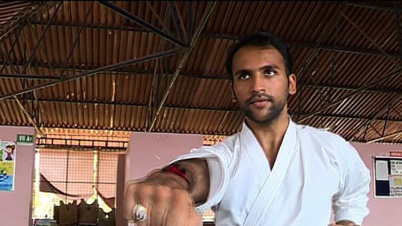 അന്ധതയെ മറികടന്ന് കരാട്ടെയില് ബ്ലാക്ക് ബെൽറ്റ് സ്വന്തമാക്കി അഖില് അന്ധതയെ മറികടന്ന് കരാട്ടെയില് ബ്ലാക്ക് ബെൽറ്റ് സ്വന്തമാക്കി അഖില്