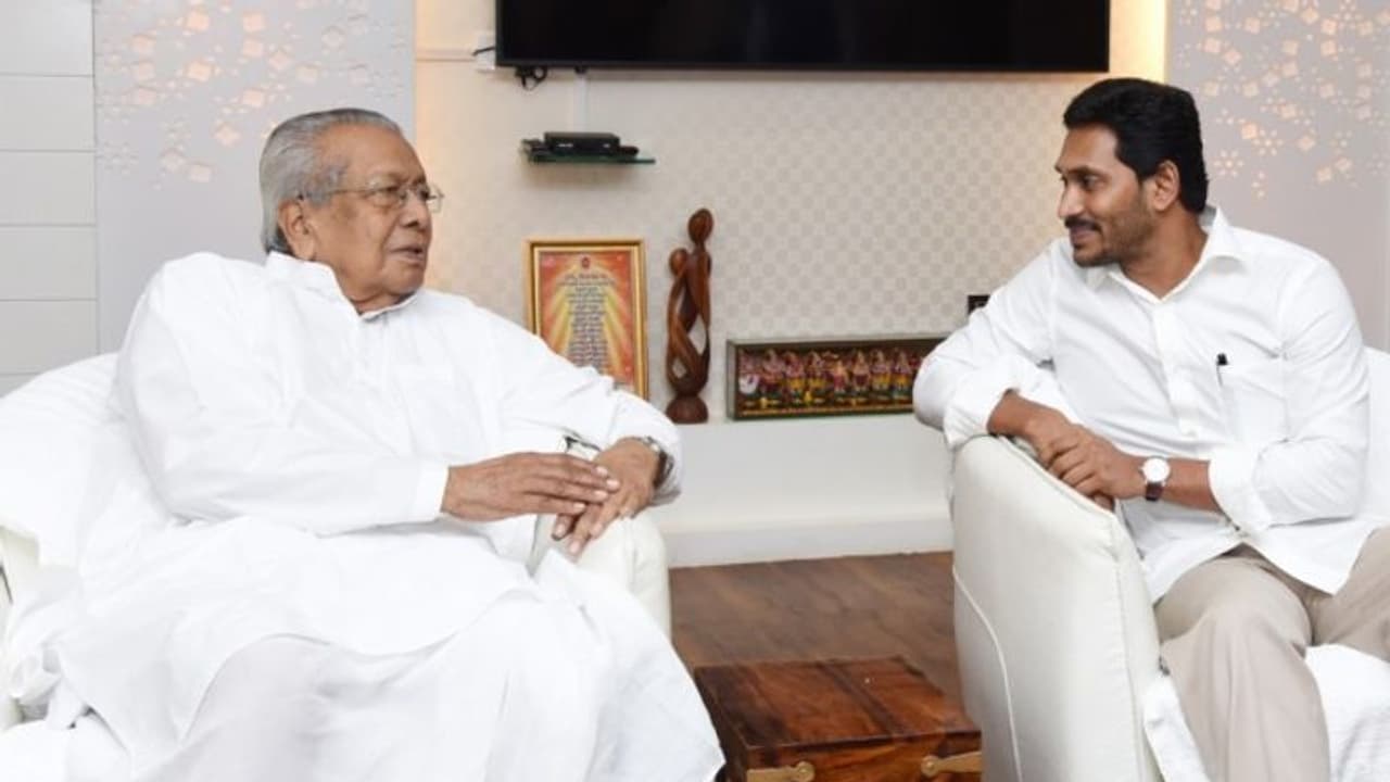 రేపు బోస్టన్ కన్సల్టెన్సీ నివేదిక: గవర్నర్తో జగన్ భేటీ, అమరావతిలో తీవ్ర చర్చ రేపు బోస్టన్ కన్సల్టెన్సీ నివేదిక: గవర్నర్తో జగన్ భేటీ, అమరావతిలో తీవ్ర చర్చ